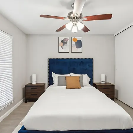 Stratton 2409-D I Spacious 1 Bed 1 Bath